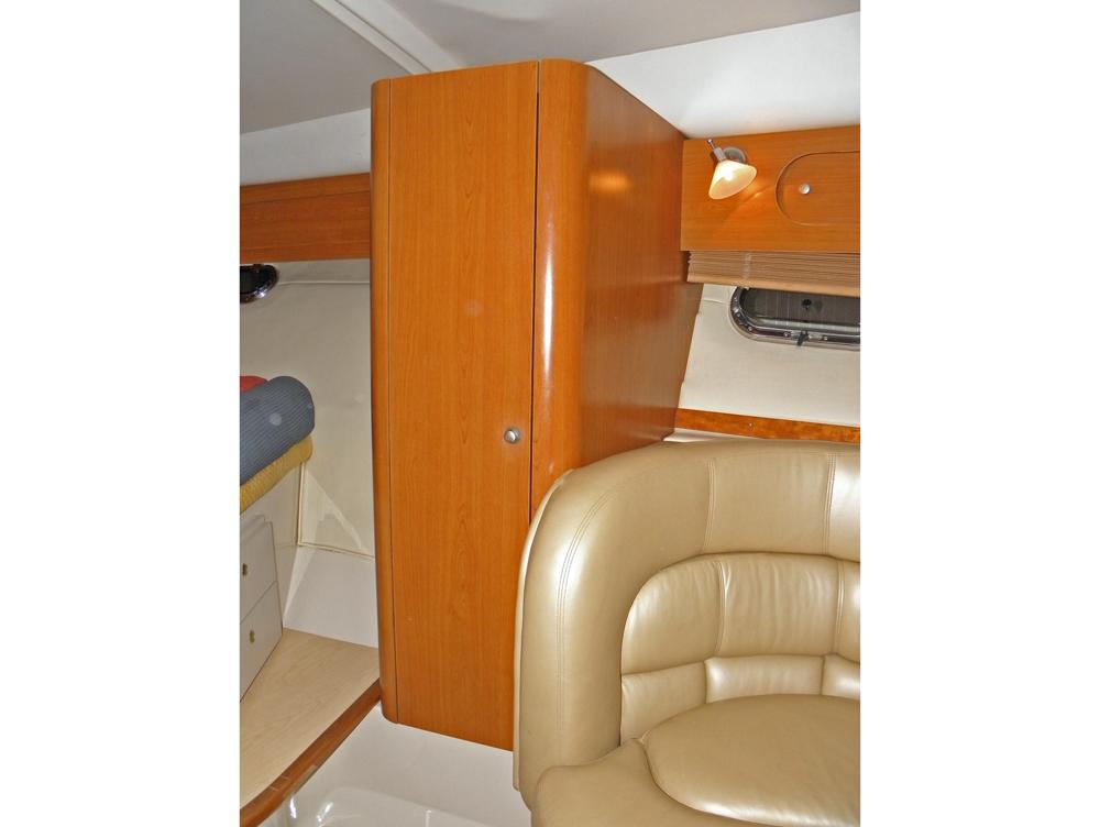 Saloon, Accommodation